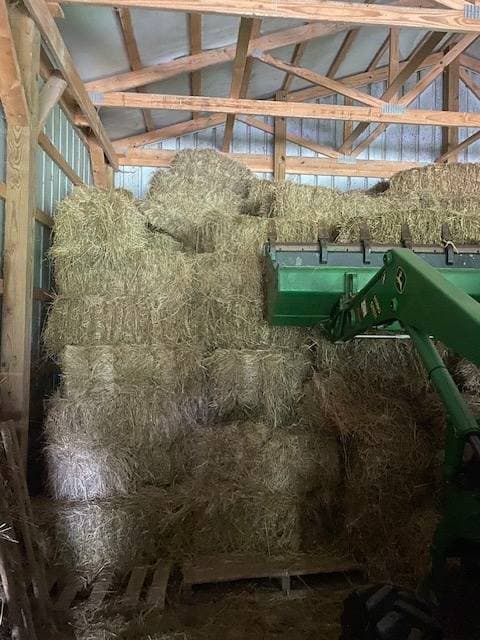 Good horse hay mixed timothy Orchard. Need to move before this year cutting